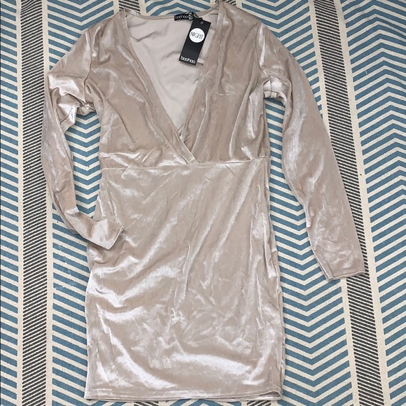 Boohoo Dresses & Skirts - NWT Gorgeous Boohoo Night Velvet dress Sz 10